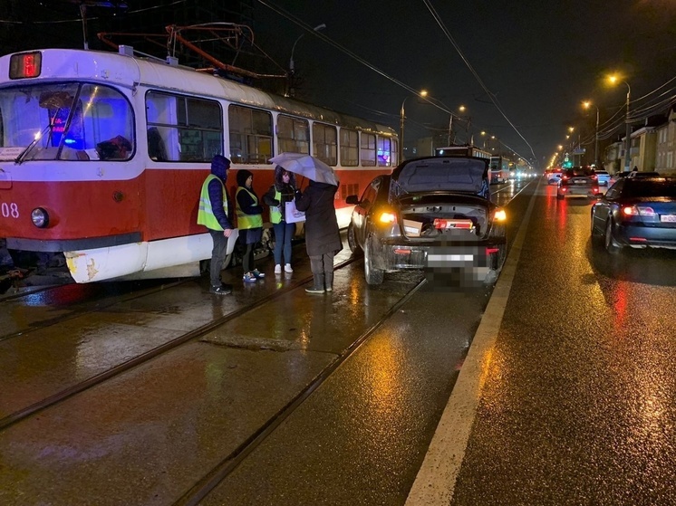 В Волгограде автомобиль врезался в трамвай: пострадал ребенок