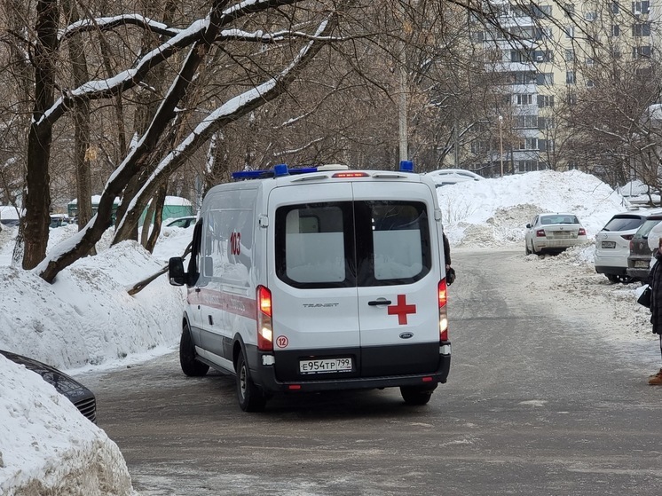 A man was crushed to death by a cabinet while unloading in the east of Moscow