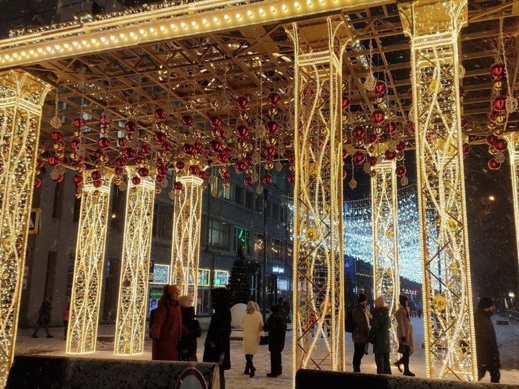 Центр Новосибирска осветился праздничными огнями к Новому году