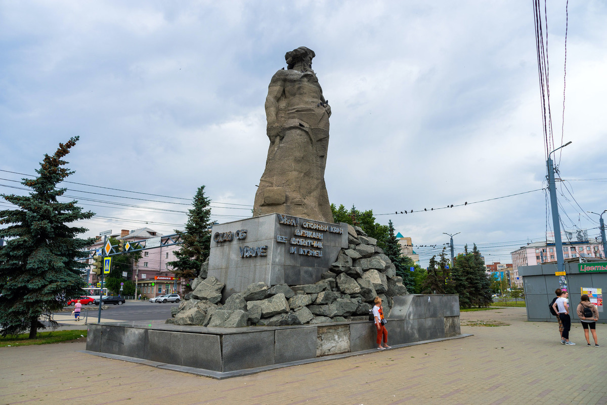 Памятник сказ об урале в челябинске