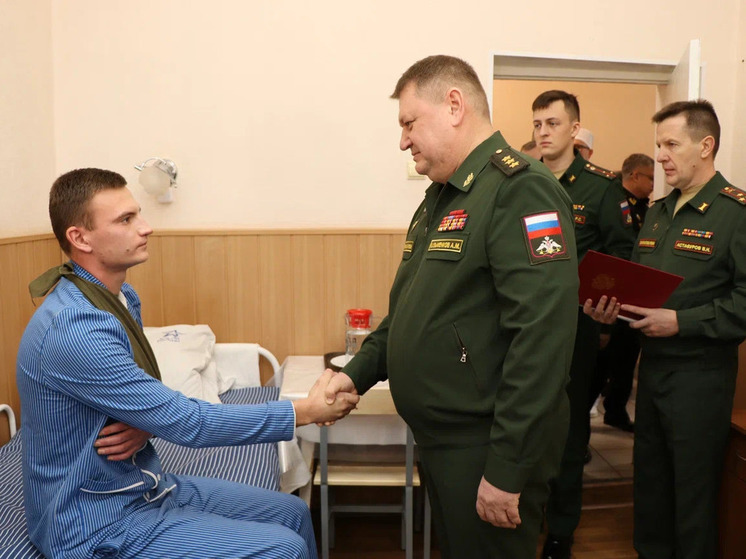 Замминистра обороны Кузьменков вручил награды морпехам и врачам Севастопольского госпиталя