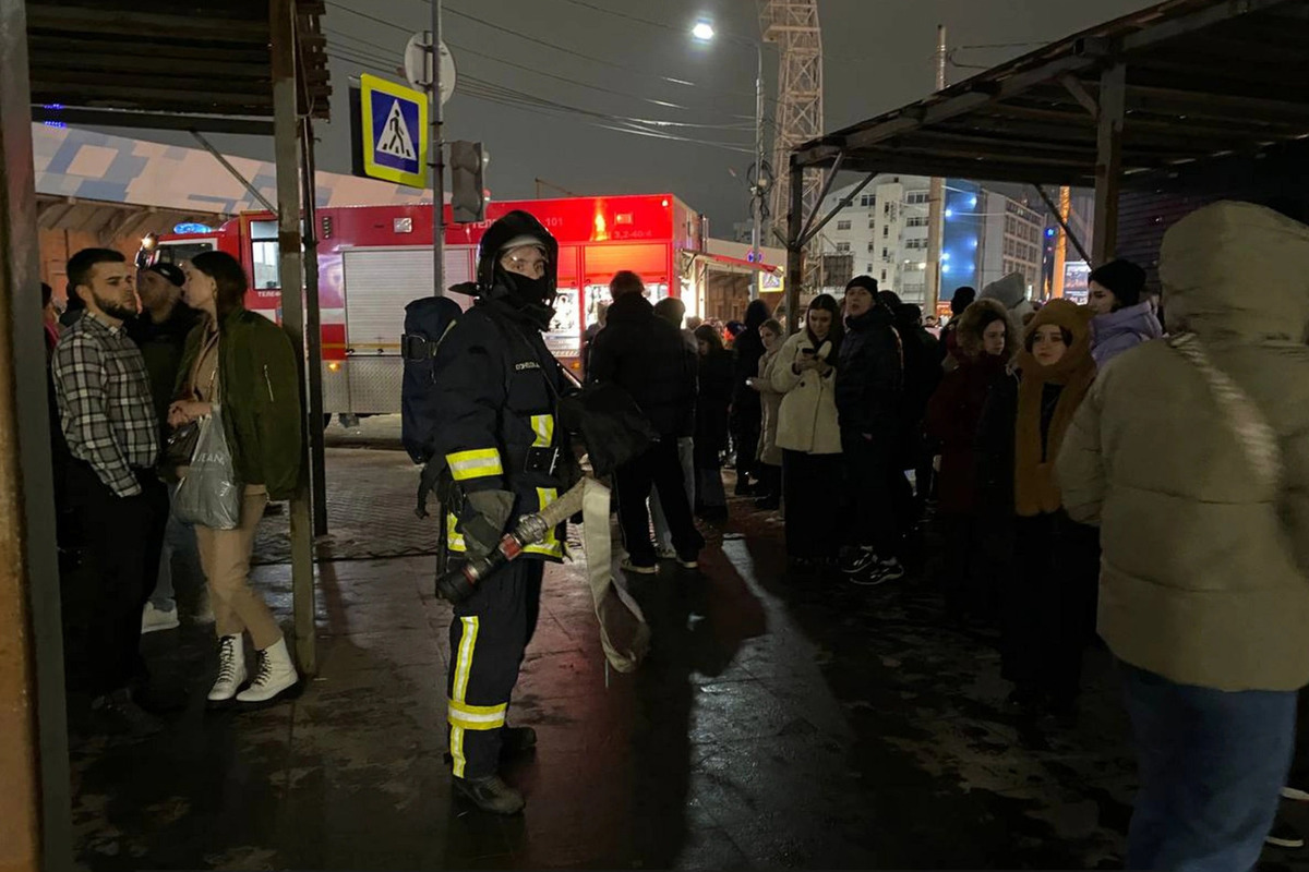 Сирена в ярославле сегодня. Сирена в Ярославле. Пожарные тянут шланг.