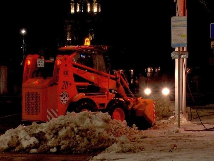 Ночью 2 декабря в Рязани вывозили снег с 4 улиц