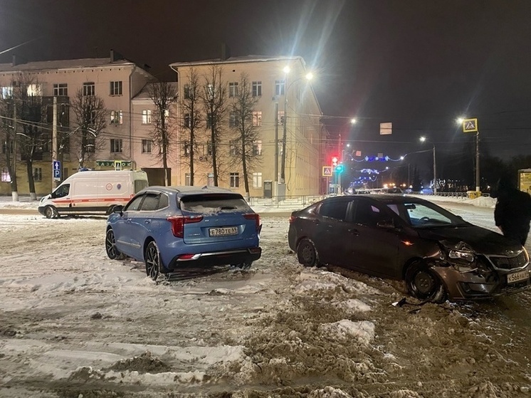 В Твери на парковке управления МВД «скорая» попала в ДТП