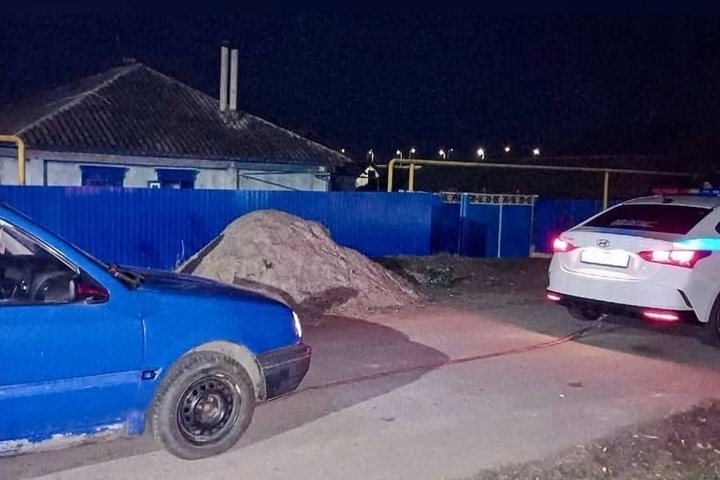 В Воронежской области инспекторы ДПС спасли 43-летнюю автоледи на поломанном «Фольксвагене»