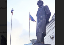 Военный корреспондент и рэпер Аким Апачев, создавший весной 2022 года песню о «демонах» Азовстали (название сталелитейного завода, в подвалах которого скрывались украинские боевики-радикалы), опубликовал фотографию из родного города, на которой изображён памятник Пушкину на фоне российских флагов