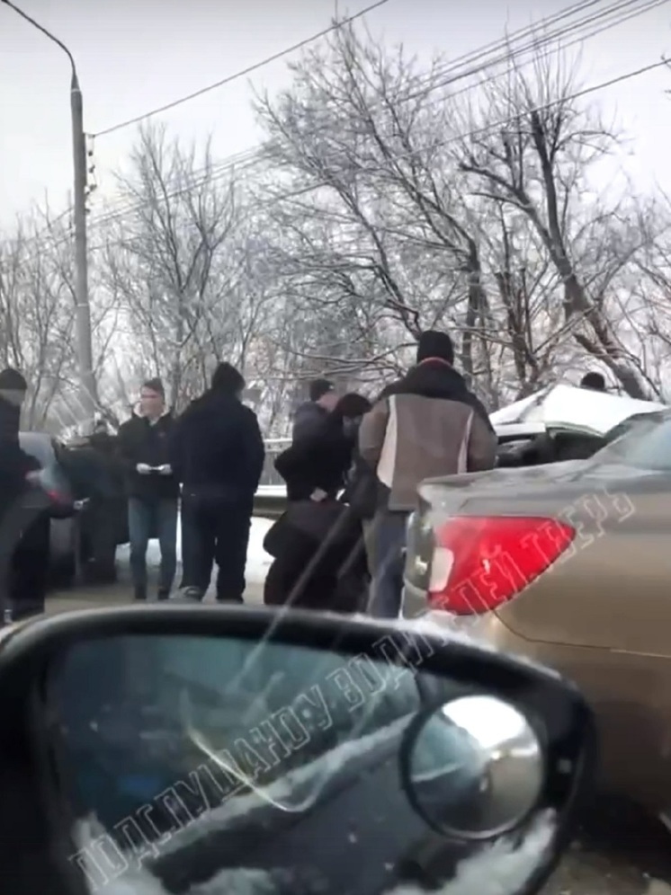 В Твери после серьезного ДТП на Тверецком мосту людей зажало в автомобиле
