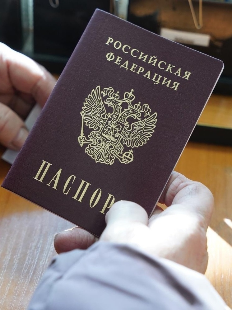 Омбудсмен Ямала помог мужчине с Украины получить гражданство РФ