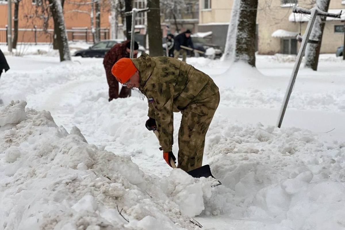 Глава Смоленска тоже принял участие в борьбе со снегом