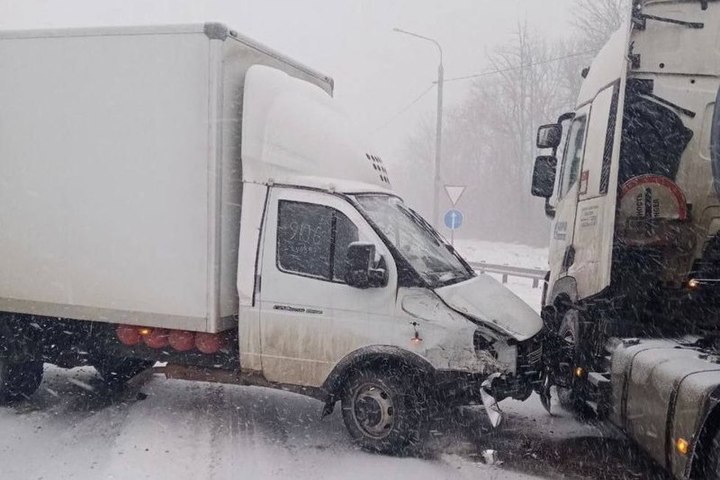 Под Воронежем на заснеженной трассе столкнулись иномарка, грузовой фургон и тягач