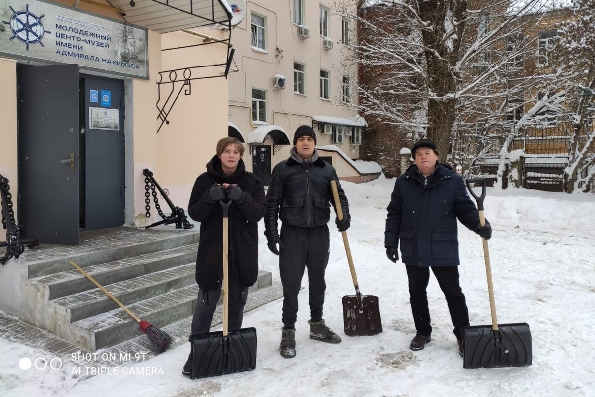 На снегоуборочный субботник вышли в Смоленске тысячи горожан