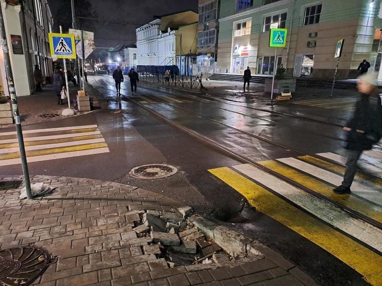 Тротуарная плитка провалилась в переулке Семашко в Ростове