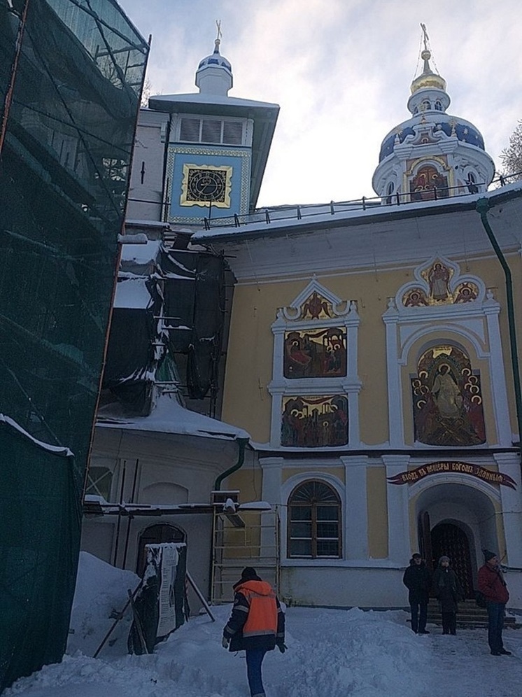 Большая звонница Псково-Печерского монастыря вновь обрела голос