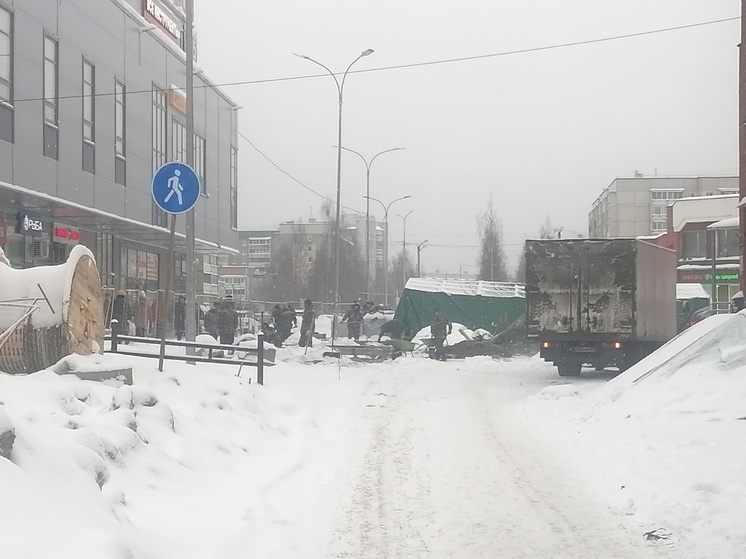 Почтовую площадь в Петрозаводске ремонтируют под снегом