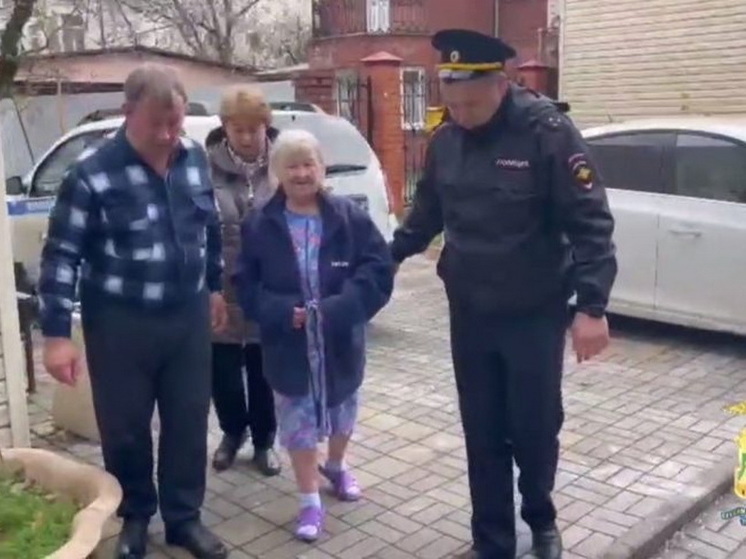 96-летнюю женщину, которая потерялась в Новороссийске, нашли полицейские
