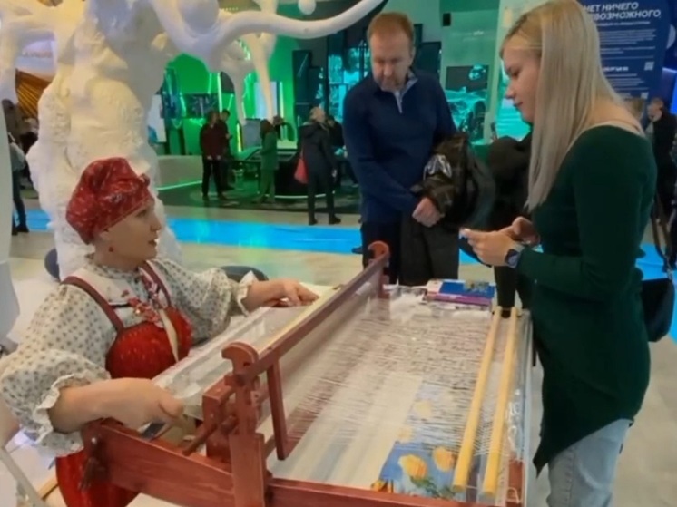 На выставке «Россия» иркутяне учат ткать гобелены