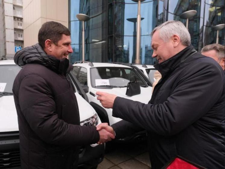 Губернатор Травников подарил лучшим аграриям новые автомобили