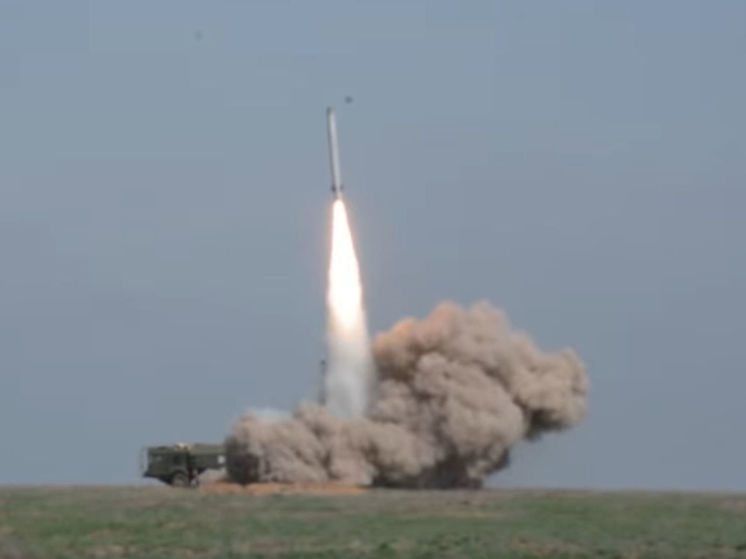 Издание Military Watch Magazine указывает в своем материале, что российские военные нередко используют тактику, когда по одной цели одновременно выпускается несколько ракет, так называемый "двойной удар"