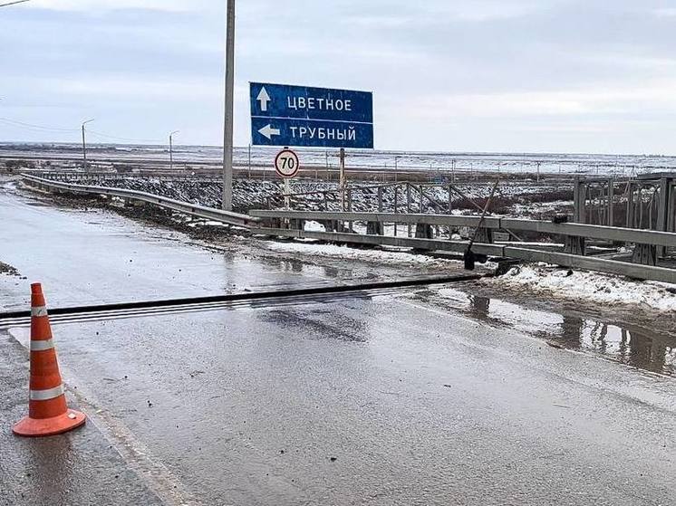 В Астраханской области мост через реку Таловую «разошелся по швам»