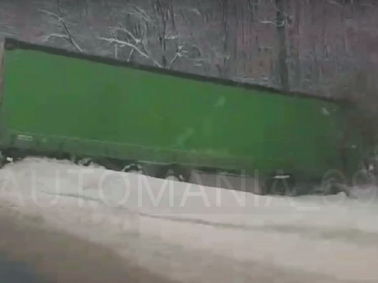 В Тверской области многотонный грузовик застрял в заснеженном кювете