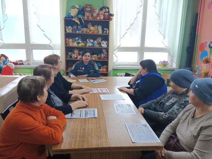 Социальным работникам поселка Крестцы напомнили правила пожарной безопасности