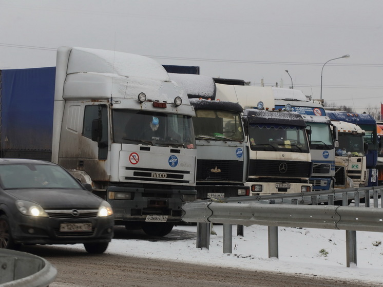 Украинские грузовики заблокированы на границе Венгрии и Словакии