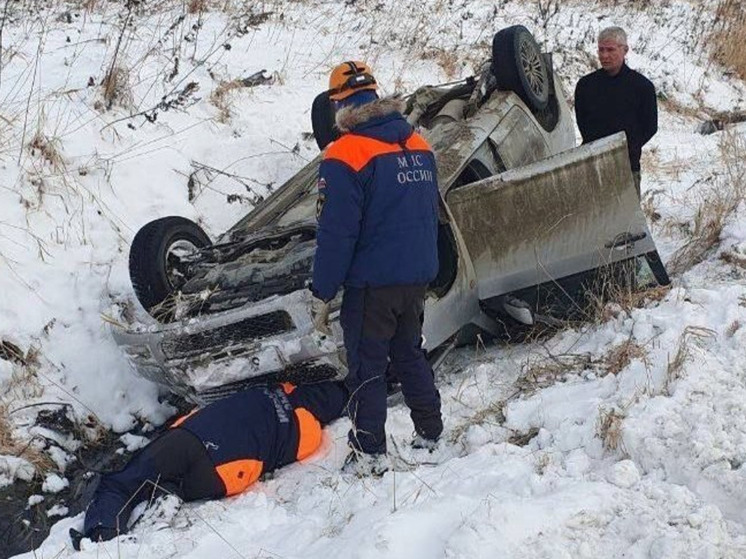 Спасатели вытащили людей из автомобиля после ДТП на дороге Южно-Сахалинск — Корсаков