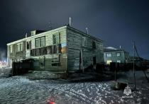Деревянный двухэтажный дом по улице Лермонтова загорелся в Охотске поздно ночью