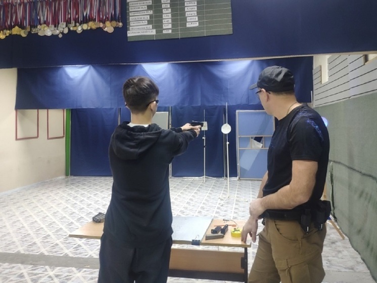 В Салехарде ветераны полиции научили подростков стрелять