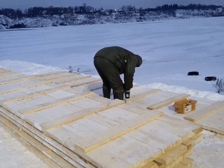 В Тутаеве начали строить мостки для ледовой переправы