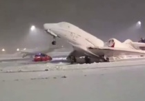 В аэропорту Мюнхена бизнес-джет австрийской авиакомпании Bairline опрокинулся на заднюю часть фюзеляжа из-за налипшего на него снега