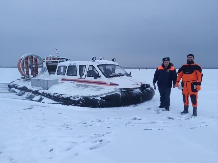 Ленинградские спасатели вышли на поиски любителей зимней рыбалки на Ладожском озере