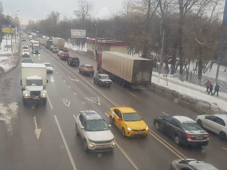Жители Солнечногорска помогли автоледи потушить огонь в машине