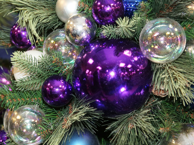 В Подольске дети расписали огромные украшения для городской елки