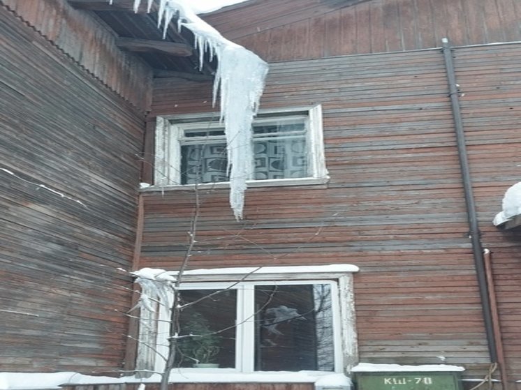 Метровая сосулька выросла над входом аварийного дома в Петрозаводске