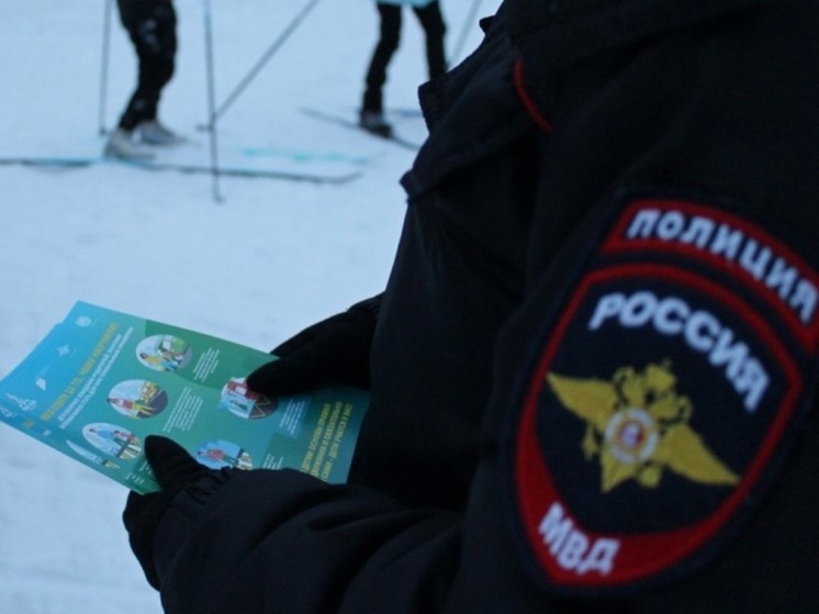 Сотрудники ГИБДД напомнили новгородцам о правилах катания на санках и тюбингах