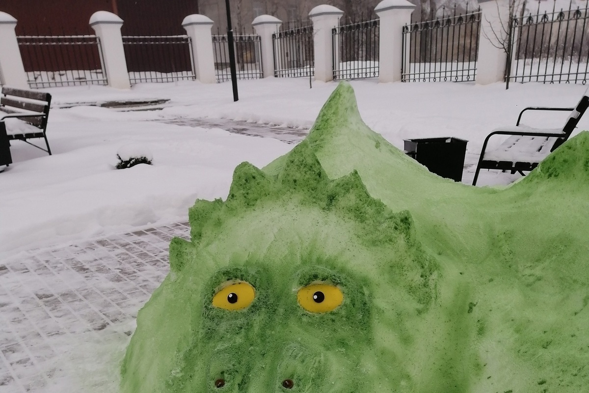 В Тверской области придумывают имя Зеленому Деревянному Дракону из снега
