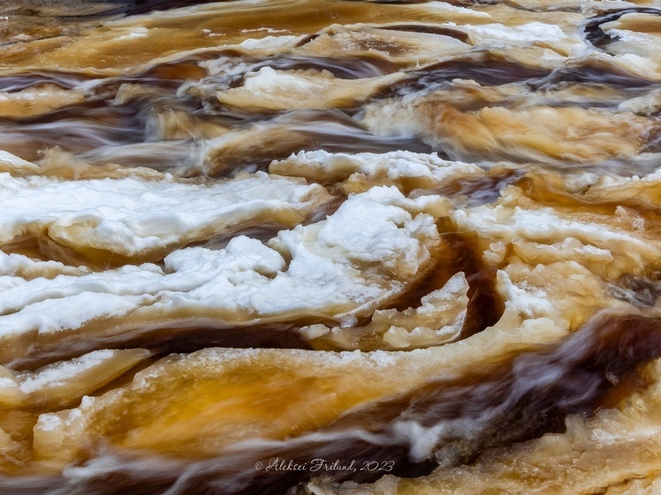 Мощь и восторг: фотограф из Карелии показал кофейный водопад Белые мосты