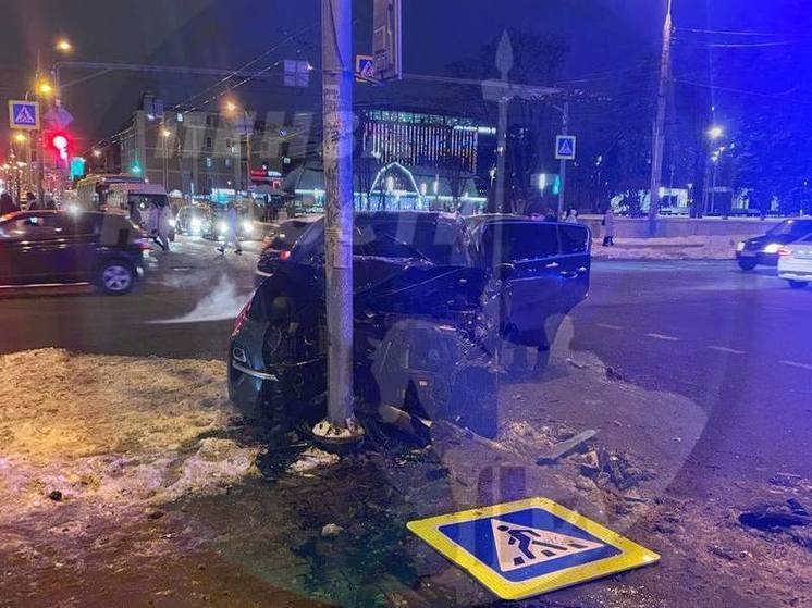 Ночью в Пензе иномарка улетела в столб в центре города