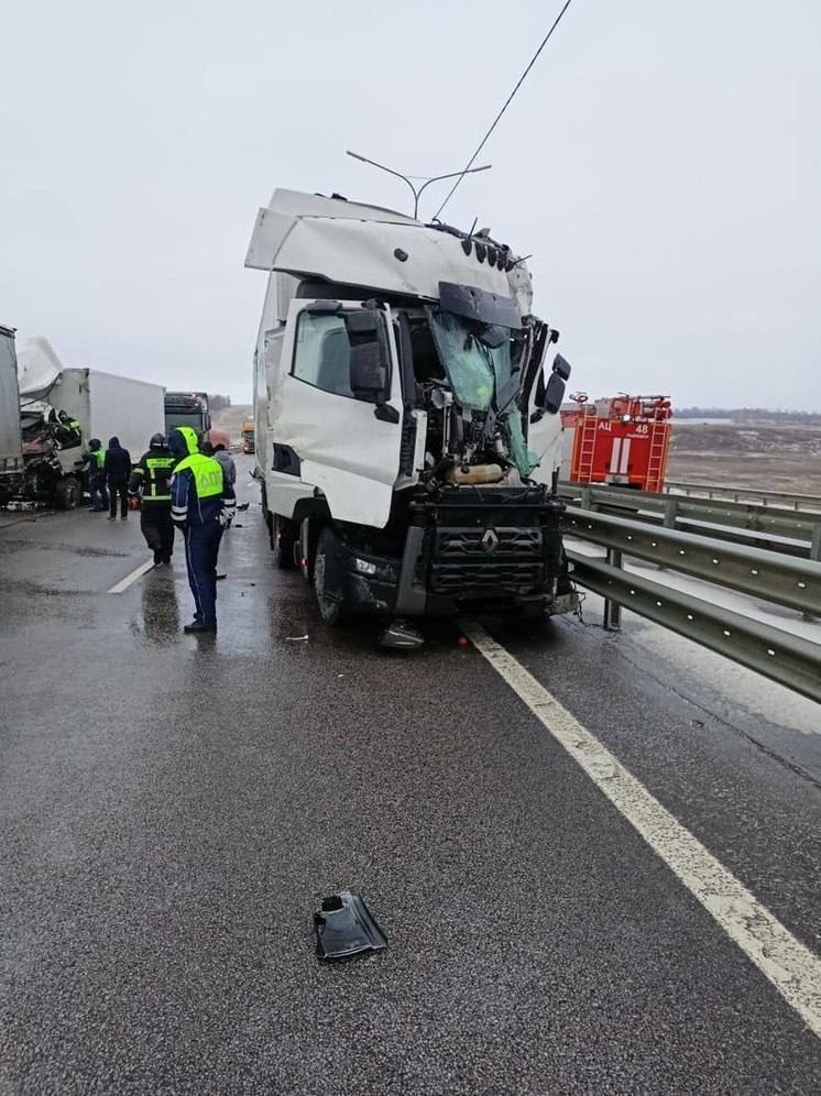 В Воронежской области перекрыли участок трассы у Лосево из-за аварии грузовиков
