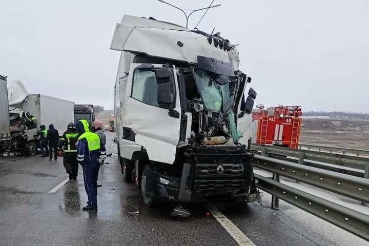 В Воронежской области перекрыли участок трассы у Лосево из-за аварии грузовиков