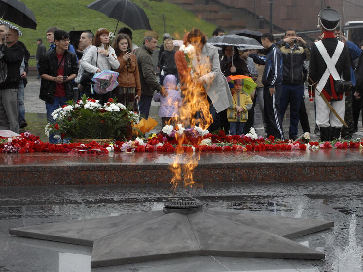 Против подростков, забросавших снегом Вечный огонь, возбудили уголовное дело