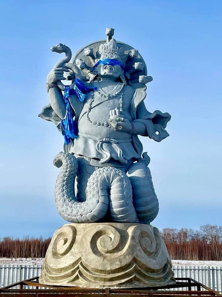 В Бурятии у Байкальского дацана установили скульптуру Короля Нагов