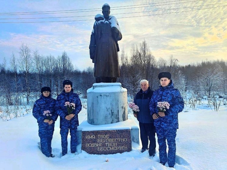 Росгвардейцы из Киришей посетили памятник Неизвестному Солдату в деревне Чирково