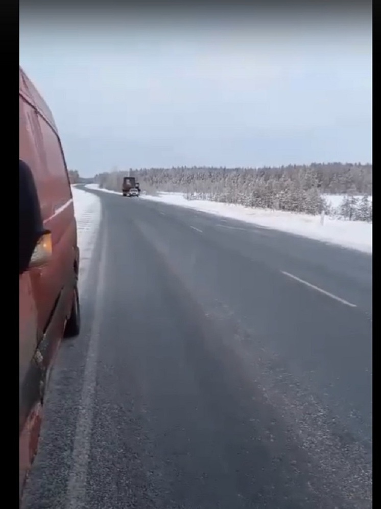Фуры мотыляет: водитель предупредил об очень скользкой трассе под Сегежей