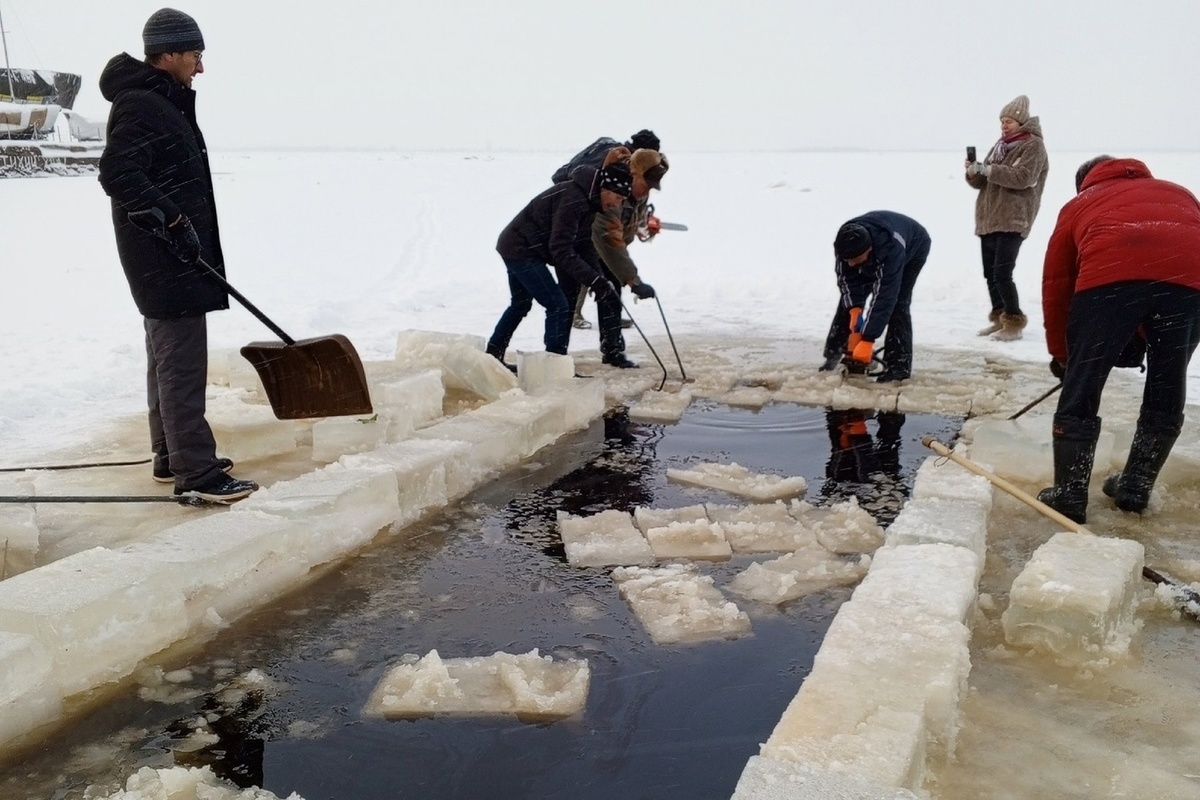 Моржи Архангельска построили восьмиметровую прорубь - МК Архангельск