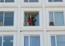 В Москве школьница спрыгнула с третьего этажа, потому что мама не пускала ее к подруге, пишет SHOT