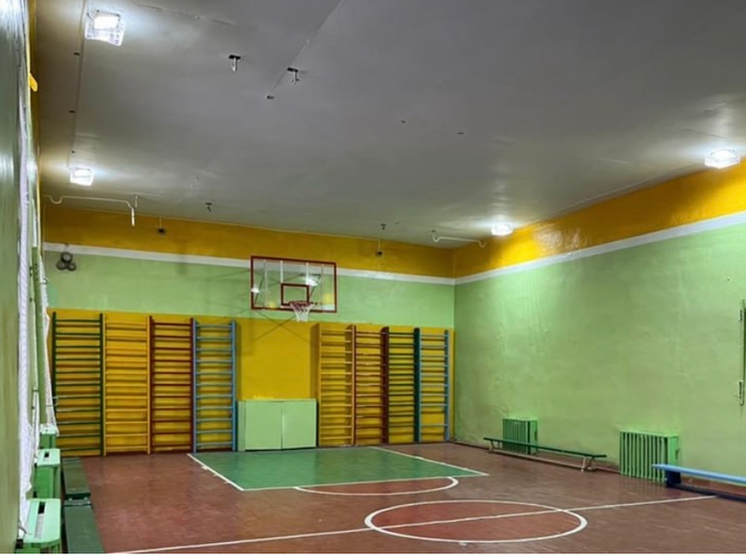 В Мценской школе № 1 отремонтировали кровлю и потолок спортзала