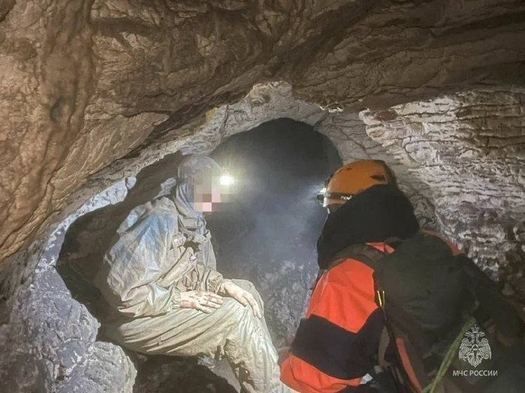 Спасатели помогли сочинке, потерявшейся в пещере