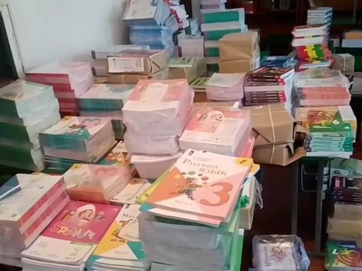 Сальдо помог с учебниками в Нижнесерогозской школе